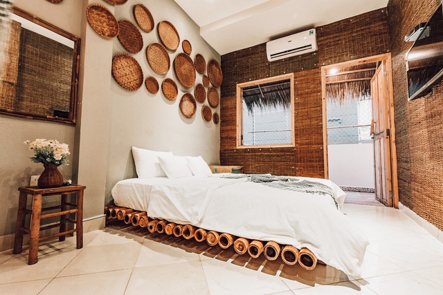  Phòng thứ 2 được đặt tên là “bamboo” và được lấy cảm hứng từ mái nhà tranh của miền sông nước miền Tây.