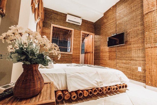  Nội thất trong phòng đều rất đơn giản và thân thiện với môi trường. Đơn cử như giường được làm từ những ống tre to kết lại giống như một chiếc bè ở vùng sông nước.
