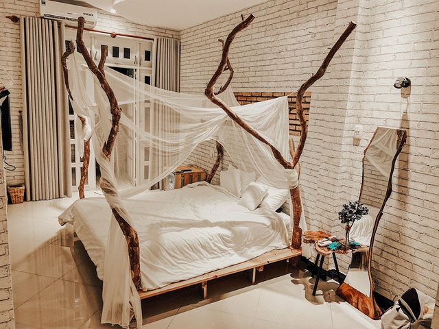  Với chủ đề là “jungle - rừng rậm”, phòng thứ 3 sử dụng các họa tiết trang trí chủ yếu là gỗ. Trong đó, chiếc giường ngủ nổi bật với 4 khúc cây được tạo dáng lạ mắt.