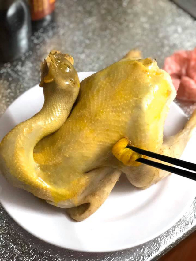  Dùng mỡ và bột nghệ bôi vào mình gà nếu muốn gà vàng đẹp