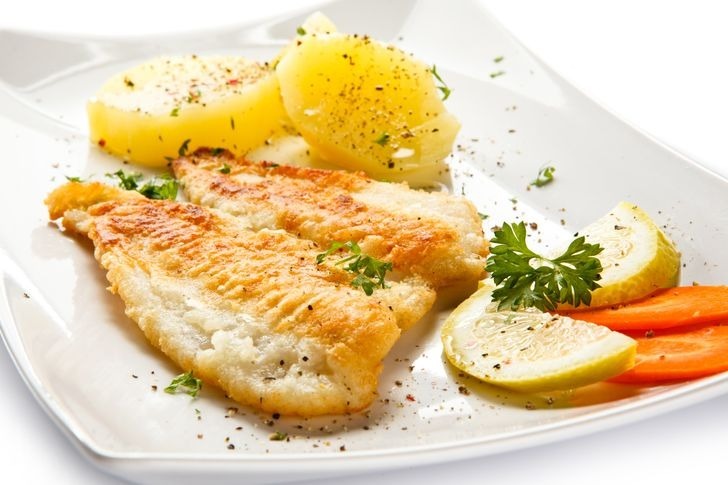 Các loại cá giàu omega 3 như cá hồi, cá tuyết, cá trích... khi ăn với liều lượng vừa phải cũng không làm bạn tăng cân, ngược lại omega 3 còn có tác dụng phân hủy chất béo. Bên cạnh đó lượng protein từ cá cũng lý tưởng cho việc duy trì cơ bắp.