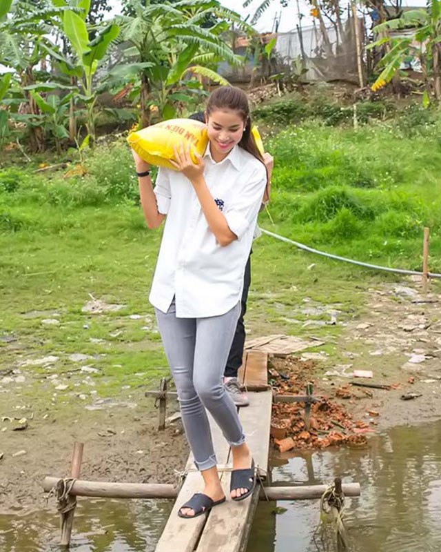 Phạm Hương nhiều lần được khen ngợi vì mang dép tổ ong đi làm từ thiện. Quần áo giản dị, dép tối màu giúp tổng thể trang phục trở nên hài hòa.