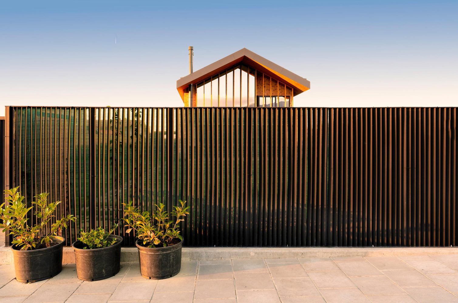  Hàng rào gỗ tách biệt tạo sự riêng tư cho cuộc sống bên trong.