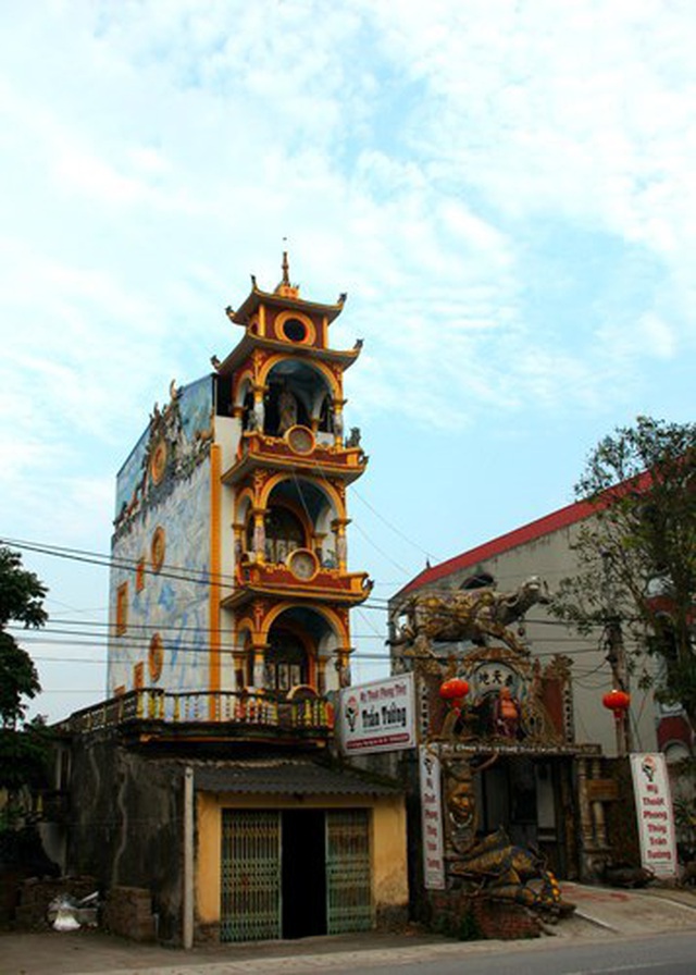  Nằm ngay sát quốc lộ 39A thuộc địa phận xã Ngũ Lão (Kim Động, Hưng Yên), ngôi nhà 4 tầng của anh Trần Văn Tưởng (SN 1985) nổi bật bởi lối kiến trúc kỳ dị và có phần bí ẩn.