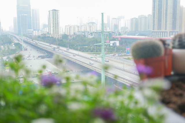  Góc ban công xanh mát, nơi chị Liên Liên thường ngồi thư giãn, ngắm cảnh thành phố Hà Nội từ trên cao
