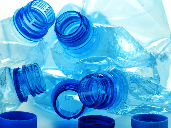  Thói quen tái sử dụng chai nhựa nhiều lần có thể gây ảnh hưởng nghiêm trọng tới sức khỏe. Ảnh: Boldsky.