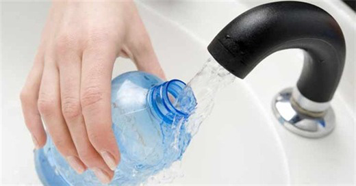  Rửa bằng nước thường không có tác dụng làm sạch chai nhựa hoàn toàn.