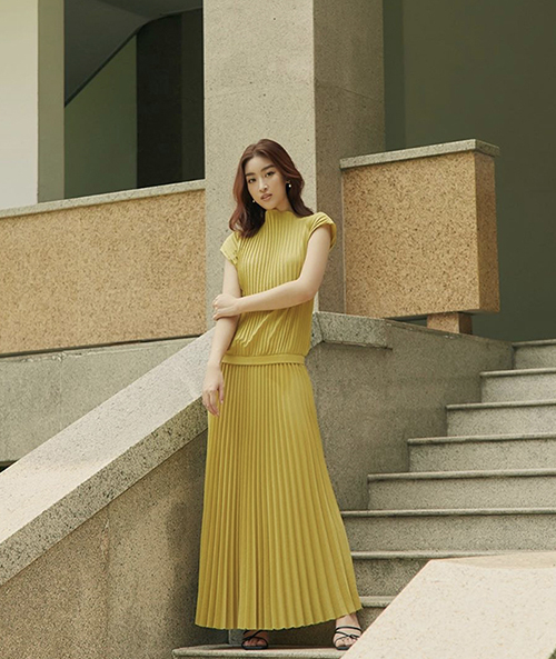  Nổi bật trong xu hướng thời trang hè 2020 là sự xuất hiện của các mẫu váy dập ly. Hoa hậu Đỗ Mỹ Linh và nhiều sao Việt đều có cách thể hiện riêng để cập nhật mốt mới.