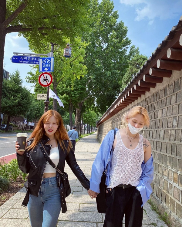  Street style dạo phố của Dawn và Hyuna lần này không thể chê vào đâu được, khi chàng diện áo ba lỗ chất lưới khỏe khoắn, khoác thêm sơ mi xanh bên ngoài vừa đẹp thì nàng lại bụi bặm với áo thun croptop và jacket da.