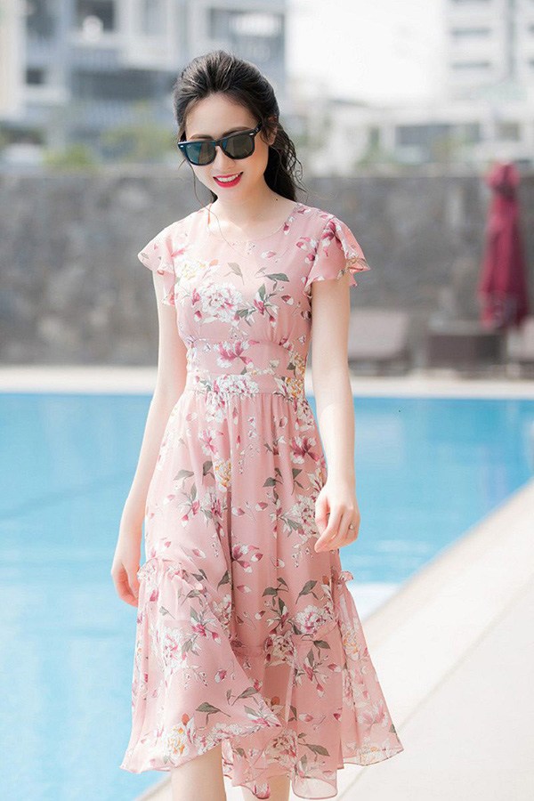  Đầm voan là loại trang phục vô cùng thích hợp để diện vào những ngày hè oi bức.