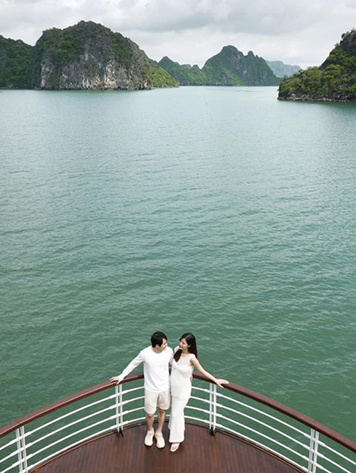  Đông Nhi và Ông Cao Thắng cùng diện hai set đồ white on white khi nghỉ dưỡng trên dù thuyền 5 sao ở Hạ Long.