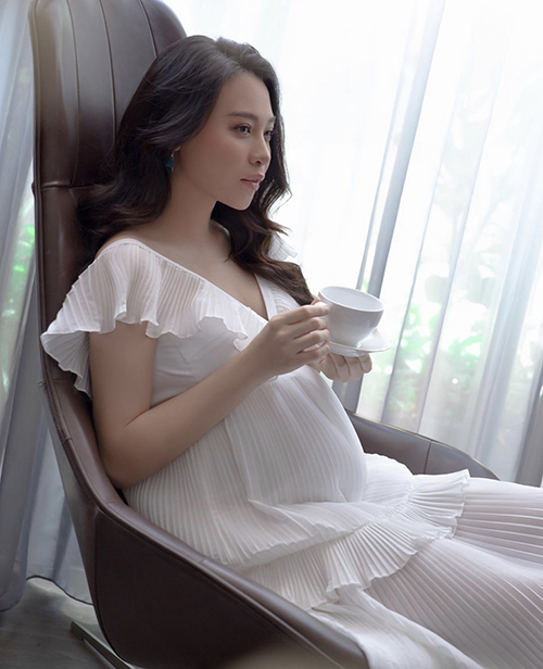  Ở nhà dưỡng thai và chờ ngày lâm bồn, nhưng Đàm Thu Trang vẫn cập nhật hot trend mùa hè 2020 với kiểu váy xếp ly điệu đà.
