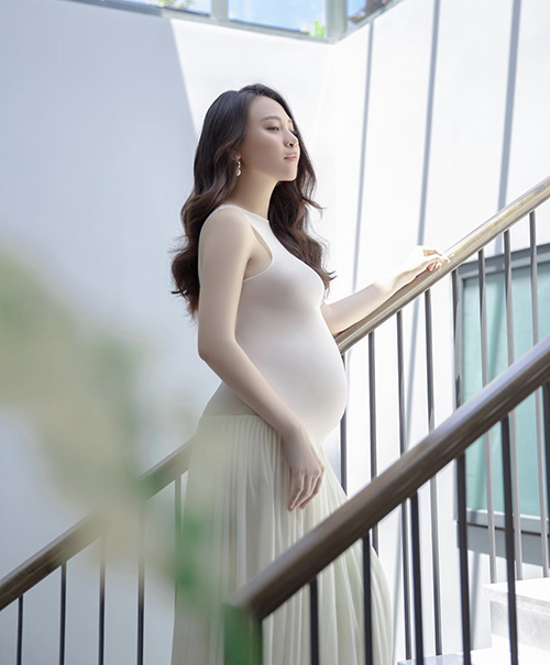 Tự hào với nét đẹp đặc trưng của phụ nữ khi mang thai nên Đàm Thu Trang không ngại diện trang phục bó sát.