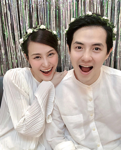  Cũng như Đàm Thu Trang, trang phục hài hoà sắc màu luôn được Đông Nhi chú trọng khi xuất hiện bên chồng.
