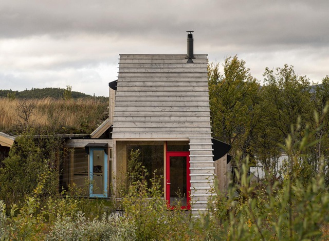  Ngôi nhà Cabin của kiến trúc sư Gartnerfuglen Arkitekter được xây dựng ở bên ngoài vùng đất hoang cằn cỗi của Công viên Quốc gia Hardangervidda, Na Uy - cao khoảng 1000 mét so với mực nước biển, được bao quanh bởi đám cây cỏ rậm rạp và thời tiết khắc nghiệt.