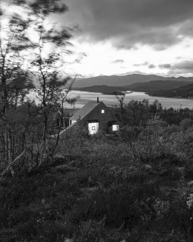  Khi đứng trên đỉnh của ngôi nhà, bạn sẽ thấy khung cảnh hùng vĩ với tầm nhìn ra hồ và đồng bằng Hardangervidda.