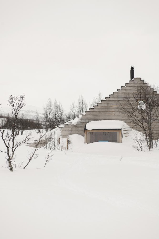  Khi cabin được bao phủ trong tuyết vào mùa đông, mái nhà là nơi hoàn hảo để xây dựng một sân trượt tuyết.