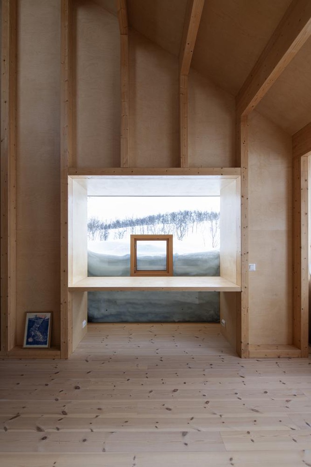  Bên trong ngôi nhà, công trình này được xây dựng như một phần mở rộng cho cabin gỗ truyền thống của Na Uy, với chiều cao trần thấp và cửa sổ nhỏ.