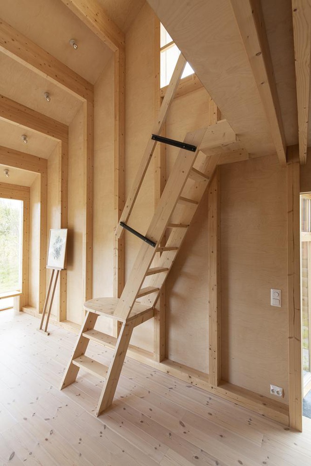 Phần mở rộng dài 17 mét, rộng 3,5 mét và cao 6 mét, được gắn vào cabin gỗ thông qua hành lang bằng kính chứa tủ quần áo và bồn rửa, với lối đi trực tiếp ra bên ngoài.