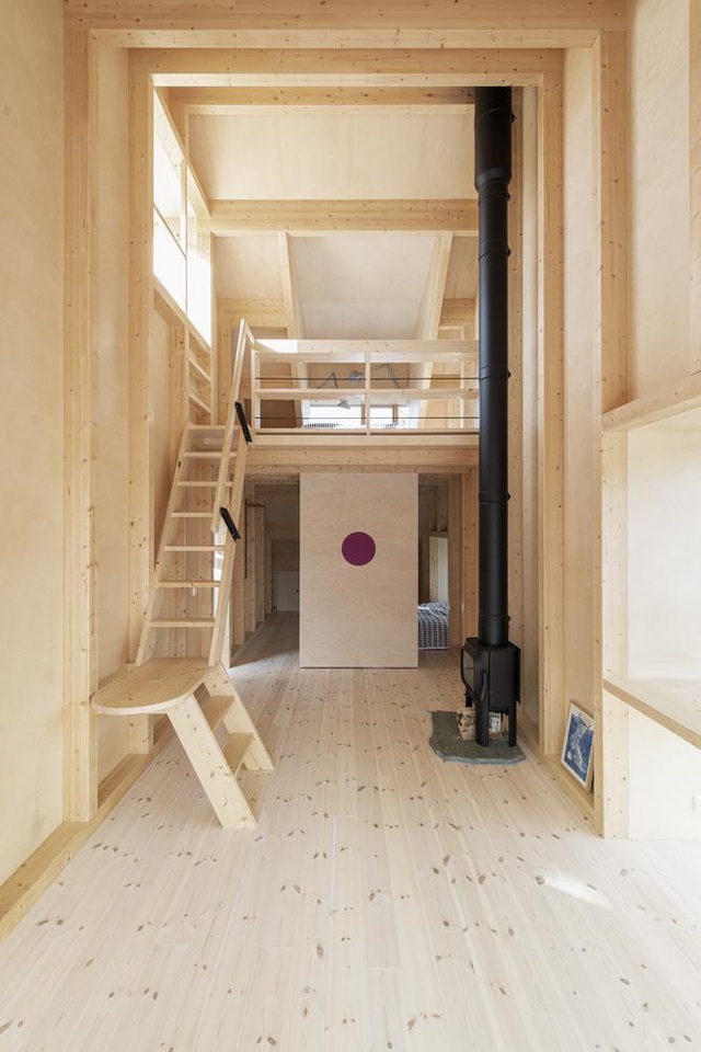 Ngôi nhà cabin này bao gồm một phòng lớn, với chiều cao trần rộng rãi, tạo cảm giác thông thoáng. Với rất nhiều góc nhỏ, cabin vừa là phòng gia đình lớn vừa là nơi để bạn dành thời gian cho cuốn sách yêu thích của mình.