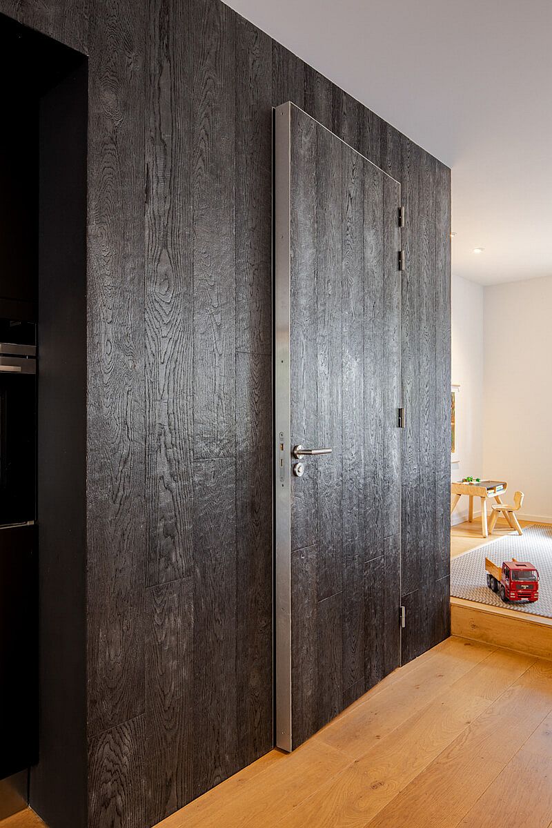  Nội thất của ngôi nhà gây ấn tượng với tấm gỗ Shou Sugi Ban của Hakwood.