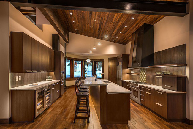  Không gian phòng bếp mang vẻ đẹp sang trọng, tinh tế với sự lựa chọn chất liệu gỗ sẫm màu làm trần nhà và nội thất.