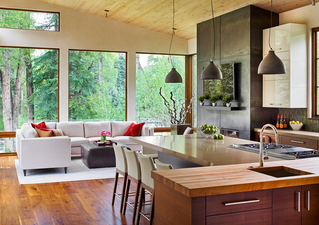  Trần nhà bằng gỗ sáng màu cũng giúp cho không gian sinh hoạt của gia đình hiện đại và năng động hơn.