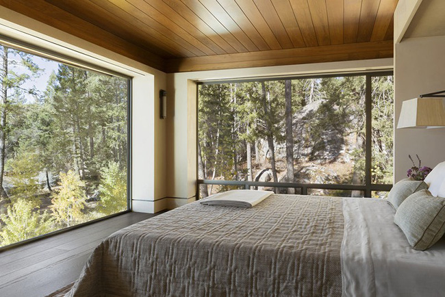  Trần nhà bằng gỗ tự nhiên rất thích hợp để sử dụng bên trong phòng ngủ.