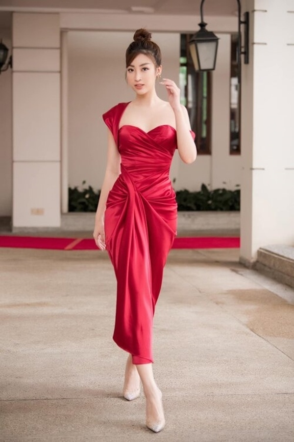  Cô nàng Đỗ Mỹ Linh khoe khéo vóc dáng với chiếc váy đỏ bất đối xứng bằng lụa, kèm theo đó là lối trang điểm tự nhiên cùng kiểu tóc búi cao tôn lên gương mặt thanh tú.