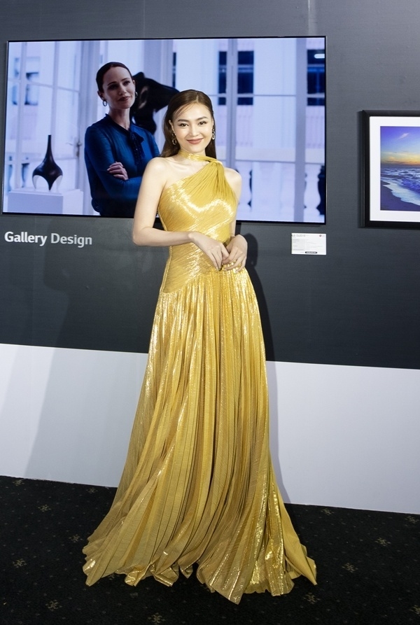  Lan Ngọc toả sáng lộng lẫy trong chiếc váy vàng lấp lánh với màu sắc bắt sáng kết hợp kĩ thuật dập ly giúp nữ diễn viên tôn lên những ưu điểm về vóc dáng. 