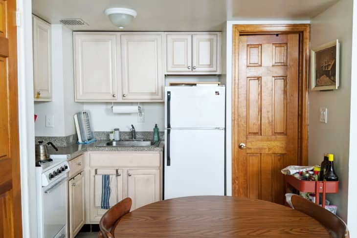  Từ cửa bước vào nhà là khu vực bếp nấu, bàn ăn, góc nhỏ bố trí hợp lý và đầy đủ công năng.