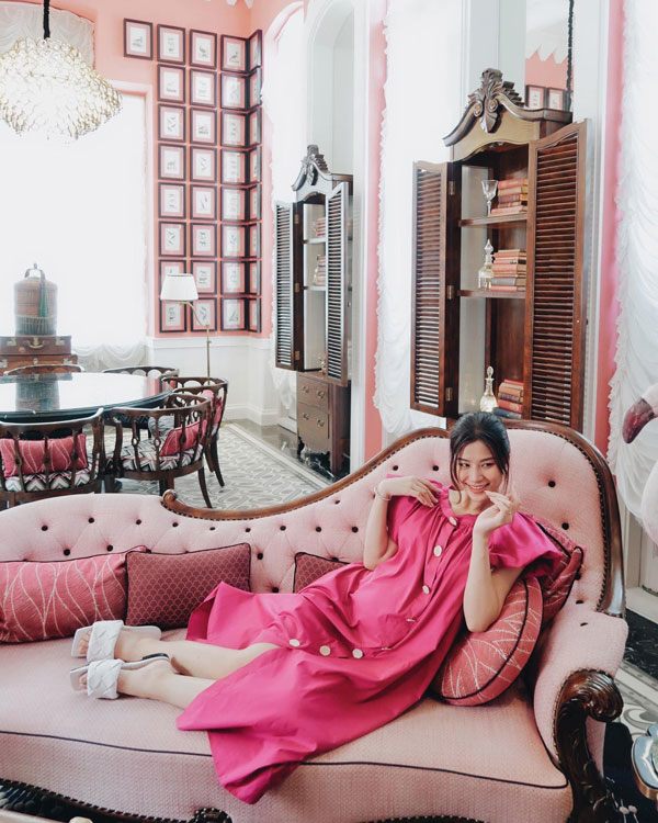  Đông Nhi diện váy hồng hết sức nữ tính trong không gian ngập tràn màu hồng.