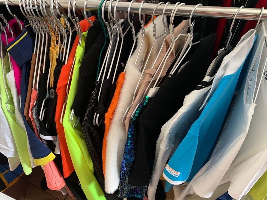  Ở nhà, H'Hen có chị gái phụ giúp công việc giặt là, sắp xếp quần áo theo các sào riêng: áo khoác, áo thun, quần jeans...
