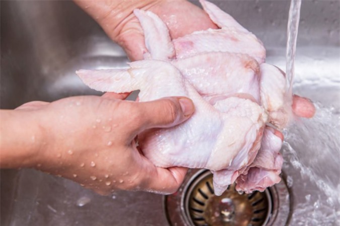  Làm sạch thịt gà là một trong những bước quan trọng quyết định đến chất lượng món ăn - Ảnh minh họa: Internet