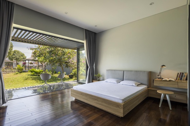Phòng ngủ sở hữu tầm nhìn tuyệt đẹp hướng ra sân vườn ngập nắng.