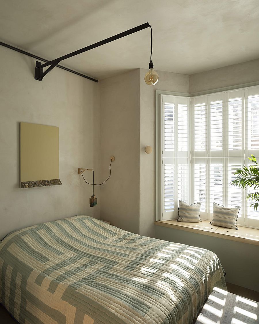  Căn phòng ngủ master nhỏ xinh, có nhiều ánh sáng và hướng đến sự êm ái, thoải mái nhờ sử dụng chất liệu thân thiện với môi trường.