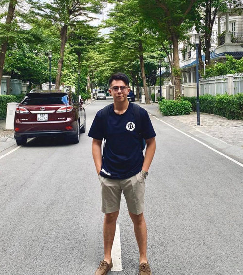  Các mẫu áo thun cổ tròn thường được bạn trai Hương Giang phối cùng jeans và short khi đi dạo phố, vui chơi cùng bạn bè.