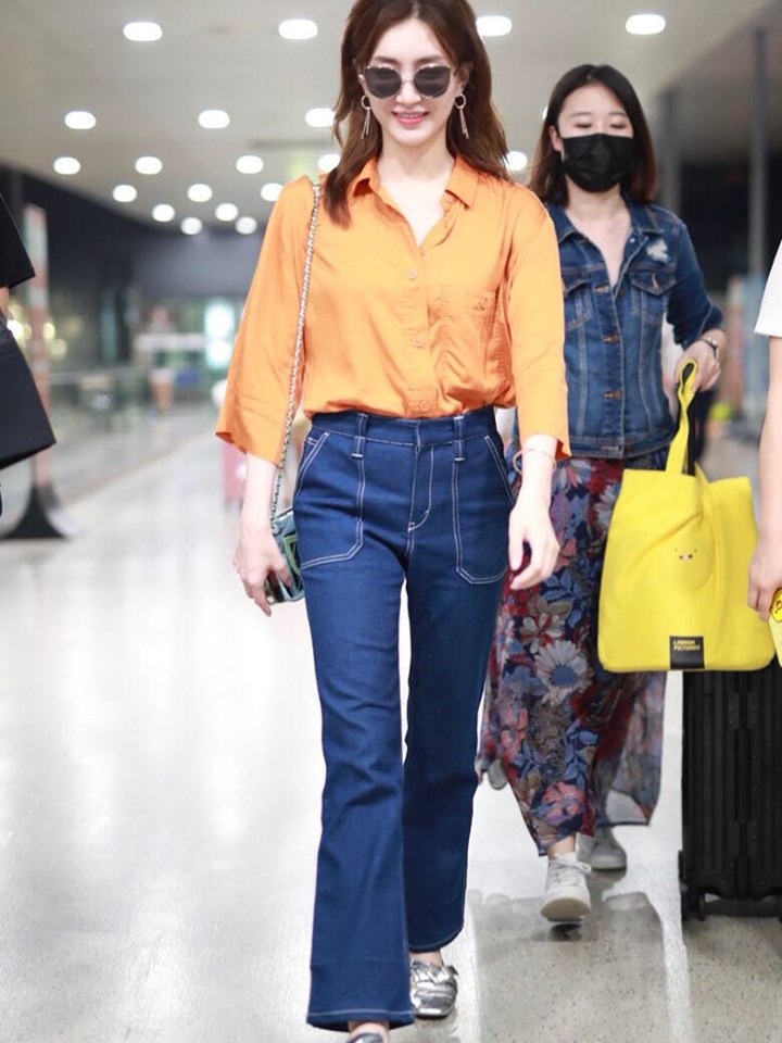  Cô nàng U30 chuộng phong cách khá trẻ trung với thói quen diện áo blouse/áo sơ mi mix cùng quần jeans. Đặc biệt là những mẫu quần ống loe, xẻ tà phá cách.