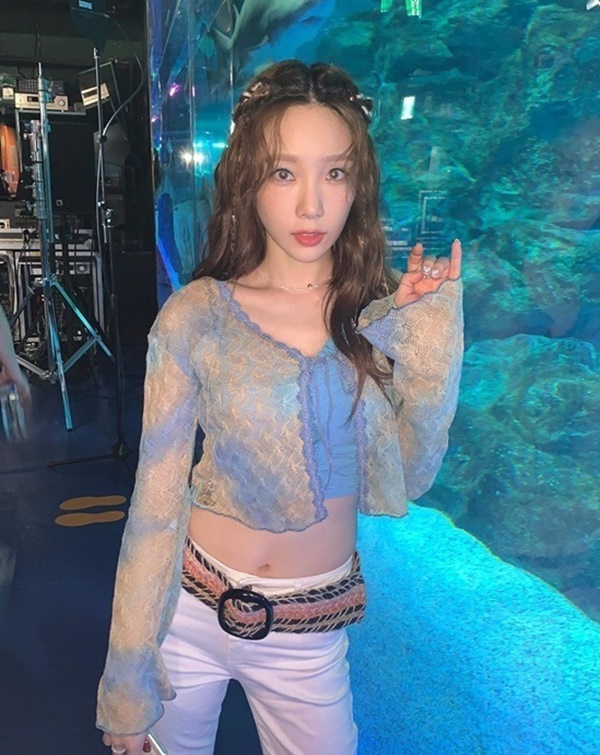  Trưởng nhóm SNSD - Taeyeon chọn cho mình chiếc kiểu áo croptop buộc dây khá mỏng manh. Cô còn khéo léo kết hợp với một chiếc áo tông xanh pastel bên trong tạo nên outfit đẹp mắt, đảm bảo độ sang chảnh.