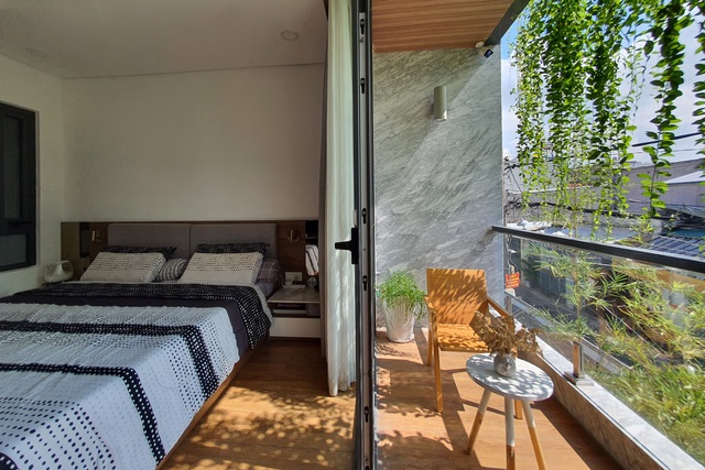  Phần hành lang kết hợp với “rèm thiên nhiên” bằng cây xanh có tác dụng ngăn cho nắng hướng đông chiếu sâu vào phòng ngủ