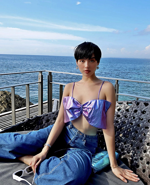 Cùng diện áo chiếc nơ, Khánh Linh giúp mình có được nét cuốn hút riêng với thiết kế ánh kim tông tím lãng mạn.