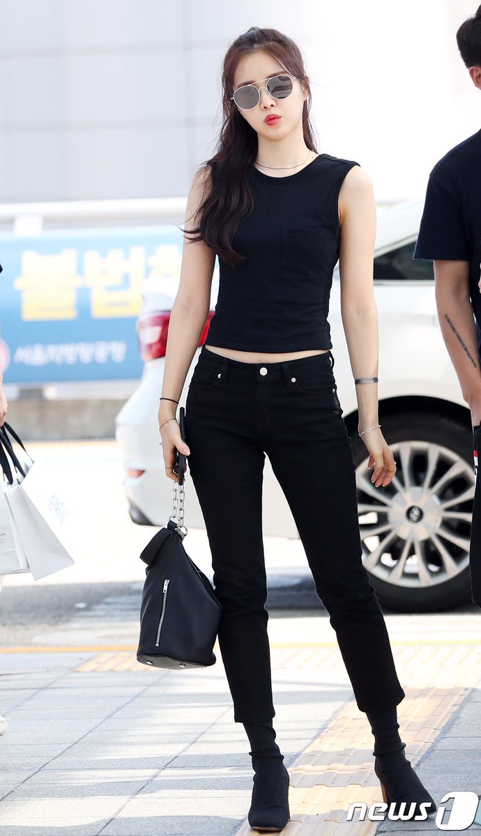  Son Na Eun (A Pink) khoe được body cùng đôi chân dài cực phẩm của mình trong set đồ all black. Mái tóc buộc cao năng động, diện crop top + jeans đen hack dáng vô cùng. 
