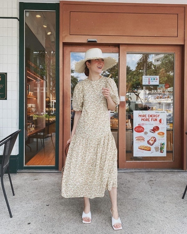  Trái ngược với hai đàn em, nữ ca sĩ Yến Nhi diện trang phục theo style vintage với lựa chọn đầm hoa nhí tay phồng. Cô cũng không quên trưng dụng mũ cói vành rộng, mang sandals mũi vuông độc đáo.