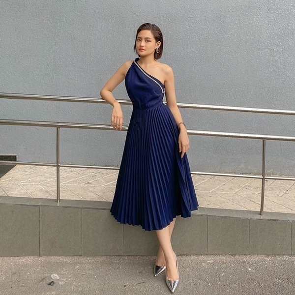  Thùy Anh sang chảnh hơn bao giờ hết với chiếc đầm lệch vai phủ sắc xanh hải quân, mix cùng giày cao gót ánh bạc. 