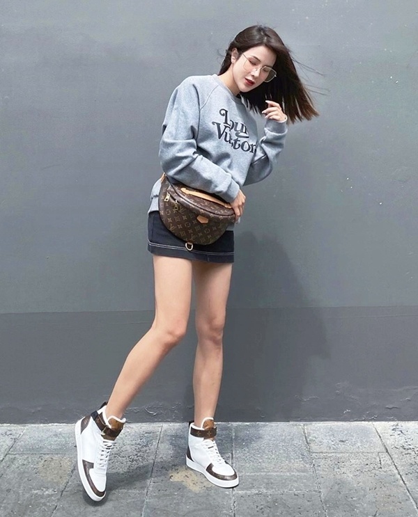  Bà mẹ hai con Diệp Lâm Anh cũng rất chịu chơi khi diện những món đồ cực trẻ trung với áo nỉ, chân váy ngắn, túi đeo hông và giày sneakers của thương hiệu đình đám.