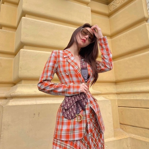  Diễm My 9X tôn vòng eo nhỏ gọn trong set đồ họa tiết kẻ đồng điệu. Bộ cánh đường phố của người đẹp còn được chấm phá bởi chiếc túi hàng hiệu đắt tiền. 