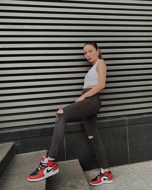  Yến Trang khoe vẻ trẻ trung, khỏe khoắn với set đồ đơn giản gồm crop top, quần skinny jeans và sneakers nhưng không kém phần nổi bật và cá tính. 