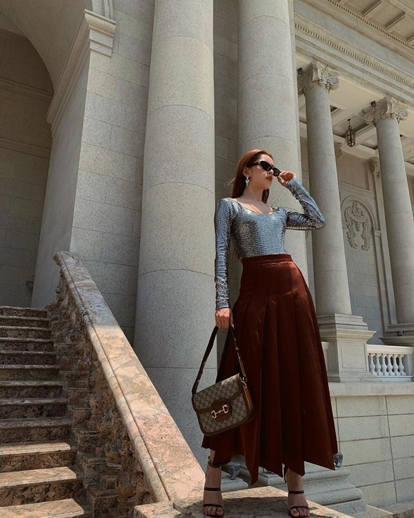   Chi Pu lúc nào cũng được đánh giá cao về cả nhan sắc và phong cách, cô nàng luôn dẫn đầu xu hướng với vô vàn những kiểu mốt bắt mắt. Mới đây, nữ ca sĩ đã  thả dáng đầy sang chảnh kiêu kỳ với set đồ hàng hiệu. Cô khéo léo mix áo ánh bạc ôm sát cùng chân váy xếp ly, khéo léo điểm trang thêm phụ kiện mắt kính và túi xách thời thượng.