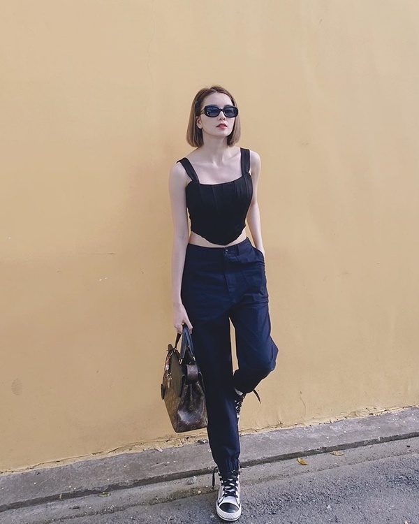  Thiều Bảo Trang lại mix crop top với quần vải ống túm. Set đồ street style được nữ ca sĩ nâng tầm nhờ phụ kiện túi hàng hiệu đắt tiền.