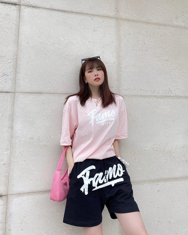  Một món đồ khác mà Thiều Bảo Trâm trưng dụng đó là áo phông tông hồng pastel, quần short họa tiết và túi xách tiệp sắc hồng với áo là combo vừa dễ thương nhưng không kém phần cá tính, cool ngầu.
